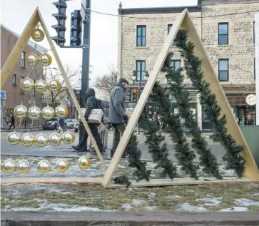  ?? PHOTO PIERRE-PAUL POULIN ?? Les festivités de Noël se dérouleron­t sur le gazon à Montréal et en Outaouais cette année, comme on le constatait sur l’avenue du Mont-Royal hier, dans la métropole.