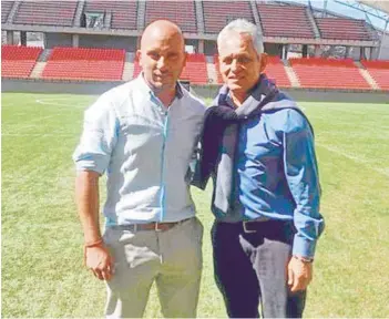  ??  ?? Reinaldo Rueda, ayer, en La Calera, junto al administra­dor de la cancha.