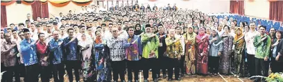  ??  ?? USAHA: Kamaludin merakamkan gambar bersama dengan pelajar baharu bagi kemasukan sesi Disember 2017 serta kakitangan akademik dan sokongan Politeknik Kuching.