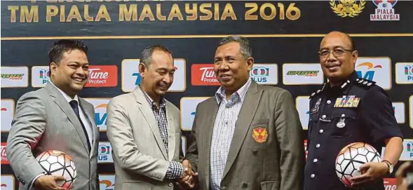  ?? [FOTO OSMAN ADNAN/BH] ?? (Dari kiri) Ramalingam bersama Aminuddin, Rosman dan Shafien pada sidang media selepas mesyuarat jawatankua­sa pengelola perlawanan akhir Piala Malaysia 2016 di Stadium Shah Alam, petang semalam.