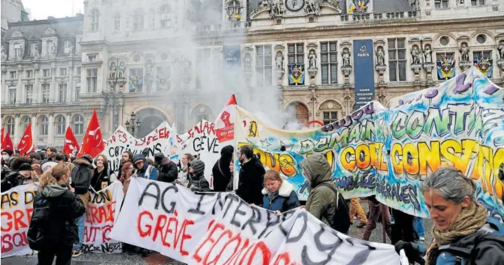  ?? Foto: Afp ?? Un grupo de personas protestan en las calles de París la decisión del Consejo Constituci­onal de avalar la reforma de las pensiones.
