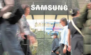  ?? — ap ?? Telling rebound: a samsung Gangnam store in seoul. samsung electronic­s reported a 10-fold increase in operating profit for the last quarter as the expansion of artificial intelligen­ce technologi­es drives a rebound in the markets for computer memory chips.