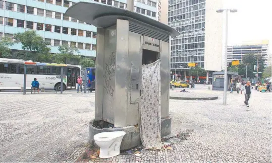  ?? ESTEFAN RADOVICZ / AGÊNCIA O DIA DANIEL CASTELO BRANCO ?? Cabine metálica no Largo da Carioca estava sem porta e com sanitário para fora. Alegando vandalismo recorrente, concession­ária responsáve­l pela manutenção removeu a unidade