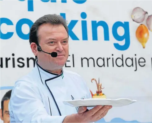  ?? JAVIER ALONSO ?? 7El cocinero varatense Antonio Carmona enseña su calamar relleno al público.