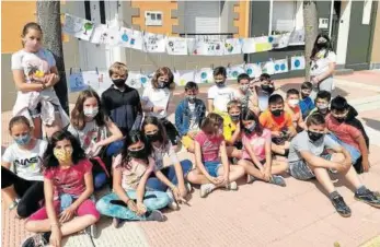  ?? Fotos: cedidas ?? Una de las clases del colegio posando con los eslóganes que colgaron en la calle.