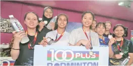  ??  ?? Girls Under-16 doubles champions, Letshanaa Karupathev­an and Loh Zhi Wei from Selangor. Posing with them are the silver and bronze medalists.