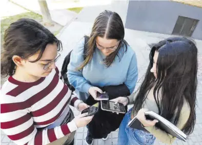  ?? ?? Andreea Vornicu
Para después de clase. Los alumnos aragoneses ya no pueden usar su móvil en el aula ni en el recreo.
