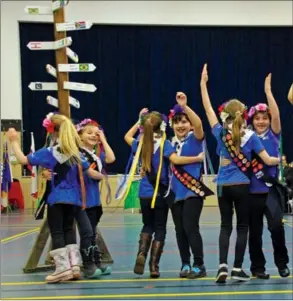  ?? BARB AGUIAR/Westside Weekly ?? Members of the First Westbank Brownies perform a Ukrainian dance