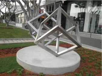  ?? ?? MONUMENT IN Xylotymbou: The words of a child born to Holocaust survivors, 1946-1949.
HOMAGE TO Israel – monument in Limassol.