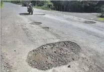  ??  ?? Daños. Los grandes agujeros en la calle que va a La Pita han provocado daños en algunos vehículos.