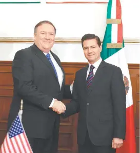  ?? AFP ?? Michael Pompeo y el mandatario federal en Los Pinos.