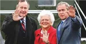  ?? Reuters ?? Barbara Bush flanked by her husband and former president George Bush and then US President George W. Bush at Fort Hood, Texas, in April 2007.