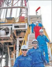  ?? XINHUA ?? Workers report for operations at Sinopec’s drilling platform in Saudi Arabia.