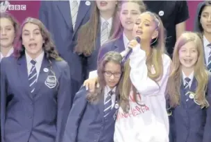  ??  ?? ●●Natasha Seth and the Parrs Wood High School choir with Ariana Grande