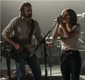  ?? Bild: WARNER BROS ?? PÅ SCEN. Bradley Cooper och Lady Gaga i A star is born.