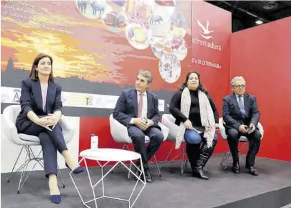  ?? J. VENTURA ?? Almudena Domínguez, Victorino Martín, María del Pilar Martín Canto, y William Cárdenas ayer en Fitur.