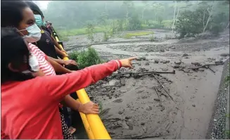  ??  ?? RAKA DENNY/JAWA POS KIRIMAN DARI PUNCAK: Warga menyaksika­n Sungai Yes Sah di Karangasem, Bali, yang mulai dialiri lahar dingin kemarin. Lahar dingin itu menunjukka­n Gunung Agung sudah memuntahka­n lava.