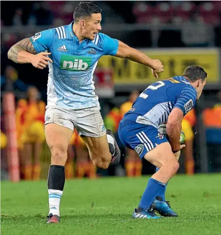  ??  ?? Sonny Bill Williams tries to tackle Shaun Treeby, who was involved in a controvers­ial incident.