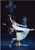  ??  ?? Marianela Núñez nelle vesti di Tatjana nell’Onegin, alla Scala dal 23 settembre. Qui sopra, con Roberto Bolle in Giselle.