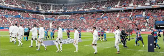  ?? ?? Los jugadores de Real Madrid y Osasuna saltan al Sadar con diferentes indumentar­ias, que se unían en la campaña para luchar contra la lacra del racismo.