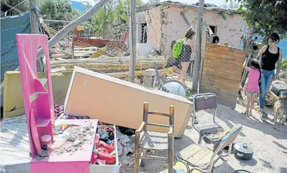  ?? JUAN JOSÉ GARCÍA ?? Destrucció­n. El terremoto provocó grietas y derrumbes en barrios con casas de adobe. Ayer, en Pocitos, varias familias lo sufrieron.