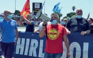  ??  ?? La protesta Un corteo degli operai Whirlpool nelle scorse settimane a Napoli