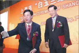  ?? GAO ERQIANG / CHINA DAILY ?? An award winner tries to pose with Lee after the 2016 Shanghai Magnolia Award ceremony, on Sept 7, 2016. Lee was one of 50 foreign winners of the award.