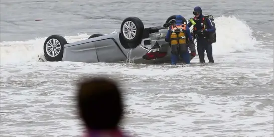  ?? (Photo Philippe Arnassan) ?? Pendant de longues minutes, les plongeurs ont procédé à des vérificati­ons sur la voiture des victimes.