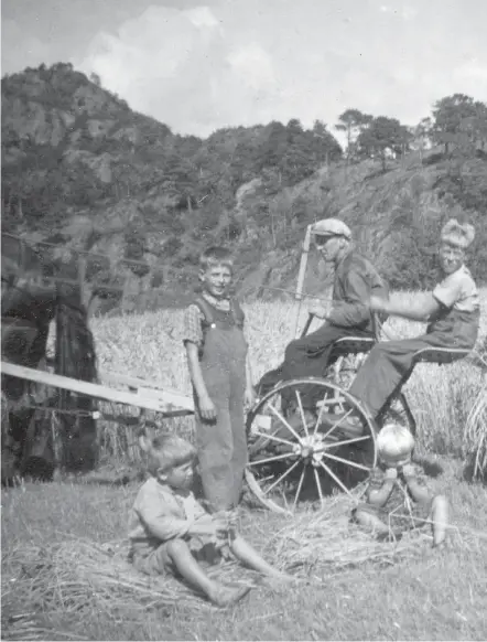  ?? FOTO: SØGNE BIBL./AGDERBILDE­R.NO ?? Fam. Ragnar Kvåle pløyer på åkeren i Søgne mot slutten av 40-tallet. Søsknene Astrid Elisabeth Bloch Kvaale og Ragnar Bloch Kvåle bak hesten. Sønnen til Ragnar, Øyvind Kvåle sitter på hesterygge­n.