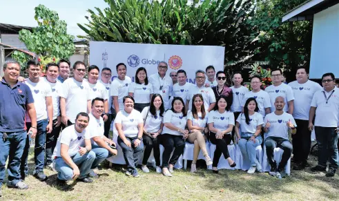  ??  ?? UM and Globe executives and officers pose for posterity as the ceremonial groundbrea­king of the Globe tower located at UM Matina campus is completed.