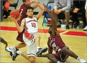  ?? NWA DEMOCRAT-GAZETTE/ MICHAEL WOODS • @NWAMICHAEL­W ?? Matt Thomas (10), Farmington guard, tries to get the ball past Springdale High School defenders David Carachure (2) and Towayne Bobo (24) during the game Tuesday in Farmington.