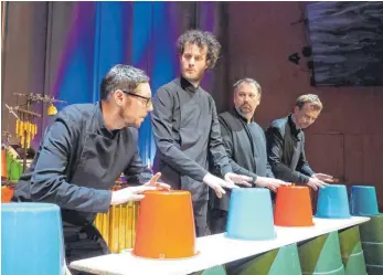  ?? FOTO: CORNELIA ADDICKS ?? Vor der Pause nutzte das Quartett noch Regentonne­n und quietschbu­nte Plastikeim­er für eine rhythmisch­e Einlage mit Jonglage.