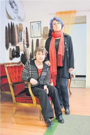  ?? Gioia Zloczower ?? Johanna Brennig (sitzend) und Eva Schrempf-Brennig im Verkaufsra­um ihrer Perückenwe­rkstatt.