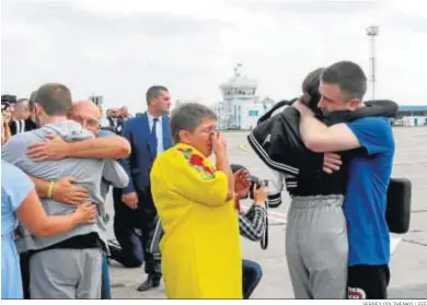  ?? SERGEY DOLZHENKO / EFE ?? Familiares reciben a los prisionero­s ucranianos liberados ayer en el aeropuerto de Borispol.