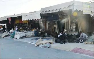  ?? Photo by Mohammad Morsi ?? Workers sewing a tent at the market .