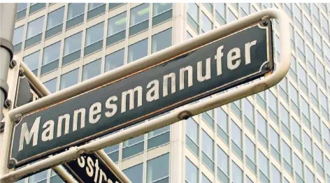  ?? RP-FOTO: ANDREAS BRETZ ?? Das Straßensch­ild am Mannesmann­ufer vor dem Mannesmann-Hochhaus erinnert an die lange Geschichte des Konzerns in Düsseldorf.