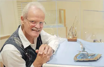  ?? DAVID BEBEE WATERLOO REGION RECORD ?? Above, Wesley Harris with his sculpture Labrador Wave. At left, glass and metal meet in fluid design.