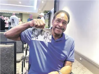  ?? ?? Dave Winfield presenta una fotografia de cuando vino al país en 1984 como parte de los Yankees. Figura junto a los periodista­s Temo Metz (fallecido) y Gustavo Rodríguez.