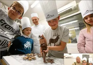  ??  ?? Ethan, Chiara, Adam et Lohan (de gauche à droite) ont pu s’essayer à la pâtisserie ce mercredi avec comme professeur du jour, le chef Christian Cottard. (Photos Éric Ottino)