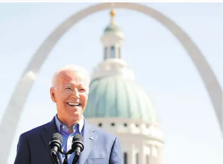  ??  ?? Präsidents­chaftskand­idat Joe Biden hat gut lachen: Laut Umfragen ist Trump im Sinkflug
Biden kann 2020 auf die Unterstütz­ung von Barack Obama bauen, dem er als Vize diente