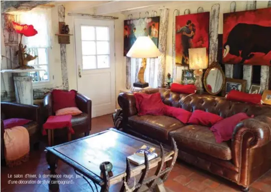  ??  ?? Le salon d'hiver, à dominance rouge, jouit d'une décoration de style campagnard.