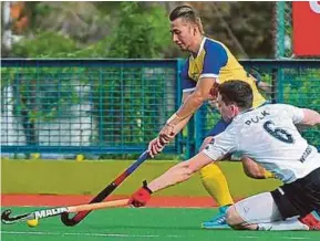  ??  ?? THT’s Moritz Erhard (right) tries to block UNIKL’s Faridzul Afiq Mohd in their match at Batu Buruk Stadium in Kuala Terengganu yesterday. PIC BY MOHD SYAFIQ RIDZUAN AMBAK