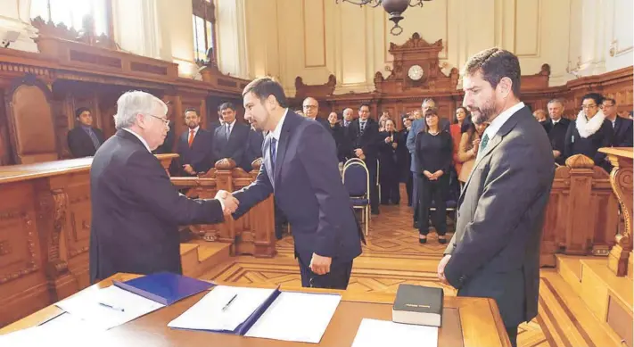  ?? FOTO: PODER JUDICIAL ?? ►► Juramento de los nuevos ministros del Tribunal Ambiental de Antofagast­a ante el presidente de la Corte Suprema, Hugo Dolmestch.