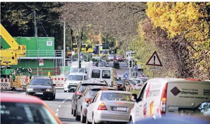  ?? RP-FOTO:
STEPHAN KÖHLEN ?? Parallel zur Großbauste­lle gegenüber dem Neandertha­l-Museum gab es Anfang der Woche noch eine zweite Baustelle der Stadt Erkrath an der Kreuzung Neandertal/Talstraße, die zu den Stoßzeiten für ein Stau-Chaos sorgte.