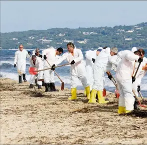  ??  ?? L’armée blanche des volontaire­s profession­nels s’est mise en oeuvre en fin de matinée sur la plage de Pampelonne.