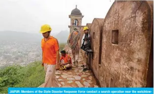  ?? — AFP ?? JAIPUR: Members of the State Disaster Response Force conduct a search operation near the watchtower­s of Amer Fort yesterday.