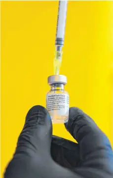 ?? FOTO: FELIX KÄSTLE/DPA ?? Seit einigen Tagen werden die ersten Corona-Impfdosen im Land verteilt. Die Nachfrage ist groß, die Menge an Impfstoff aber gering.