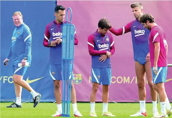  ?? EFE ?? Koeman, durante el último entrenamie­nto del Barcelona, en presencia de Busquets, Riqui Puig, Piqué y Sergi Roberto