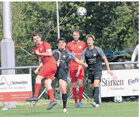  ?? FOTO: STEFAN BÜNTIG ?? Zum Auftakt der Englischen Woche gewann die Holzheimer SG (schwarze Trikots) gegen Mettmann, am Mittwochab­end geht’s zum Schlusslic­ht SC Düsseldorf-West.