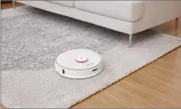  ??  ?? The Roborock S7 is a robot vacuum/mop hybrid that can differenti­ate between hard floors and carpet.